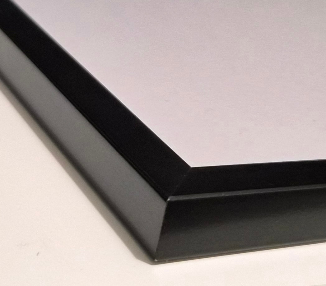 Détail finition coin cadre PVC noir – tableau encadré, qualité premium




