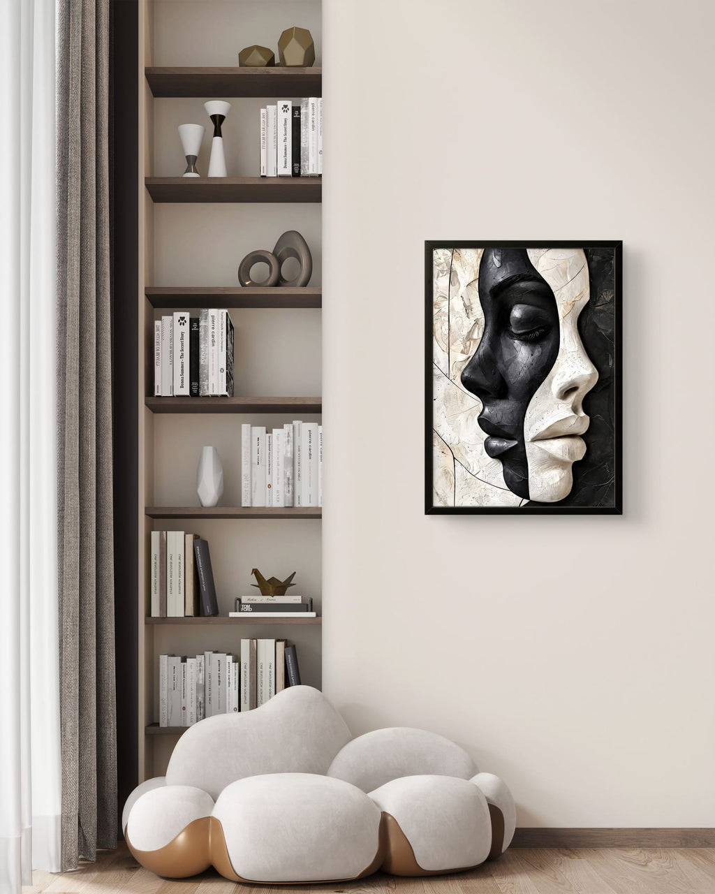 Tableau abstrait visages noir et blanc encadré dans une décoration intérieure contemporaine