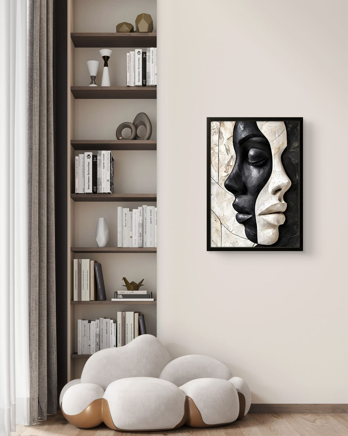 Tableau abstrait visages noir et blanc encadré dans une décoration intérieure contemporaine