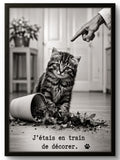 Tableau chat humour « J'étais en train de décorer » – affiche encadrée cadre noir 21x30 cm, décoration murale fun
