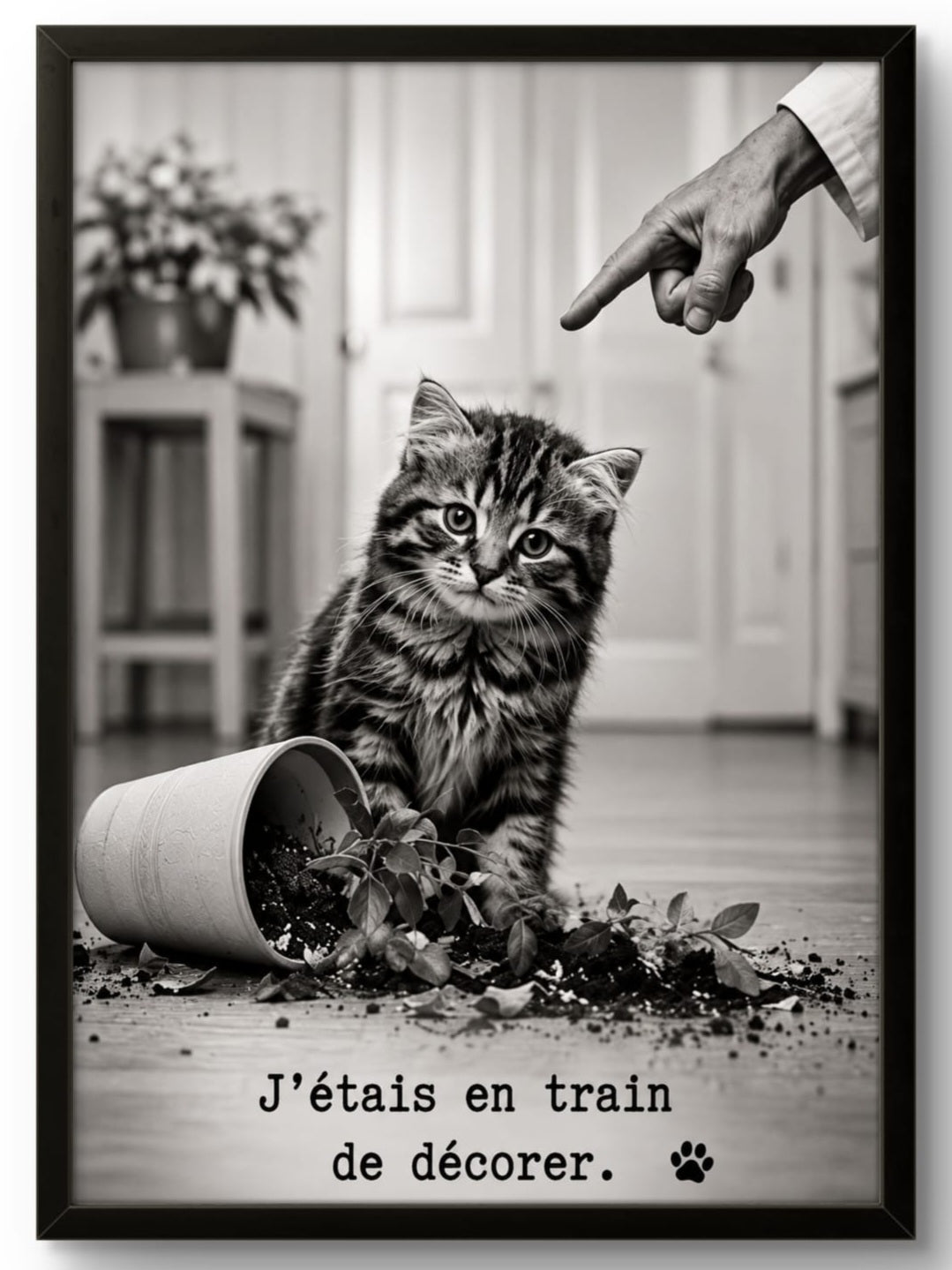 Tableau chat humour « J'étais en train de décorer » – affiche encadrée cadre noir 21x30 cm, décoration murale fun
