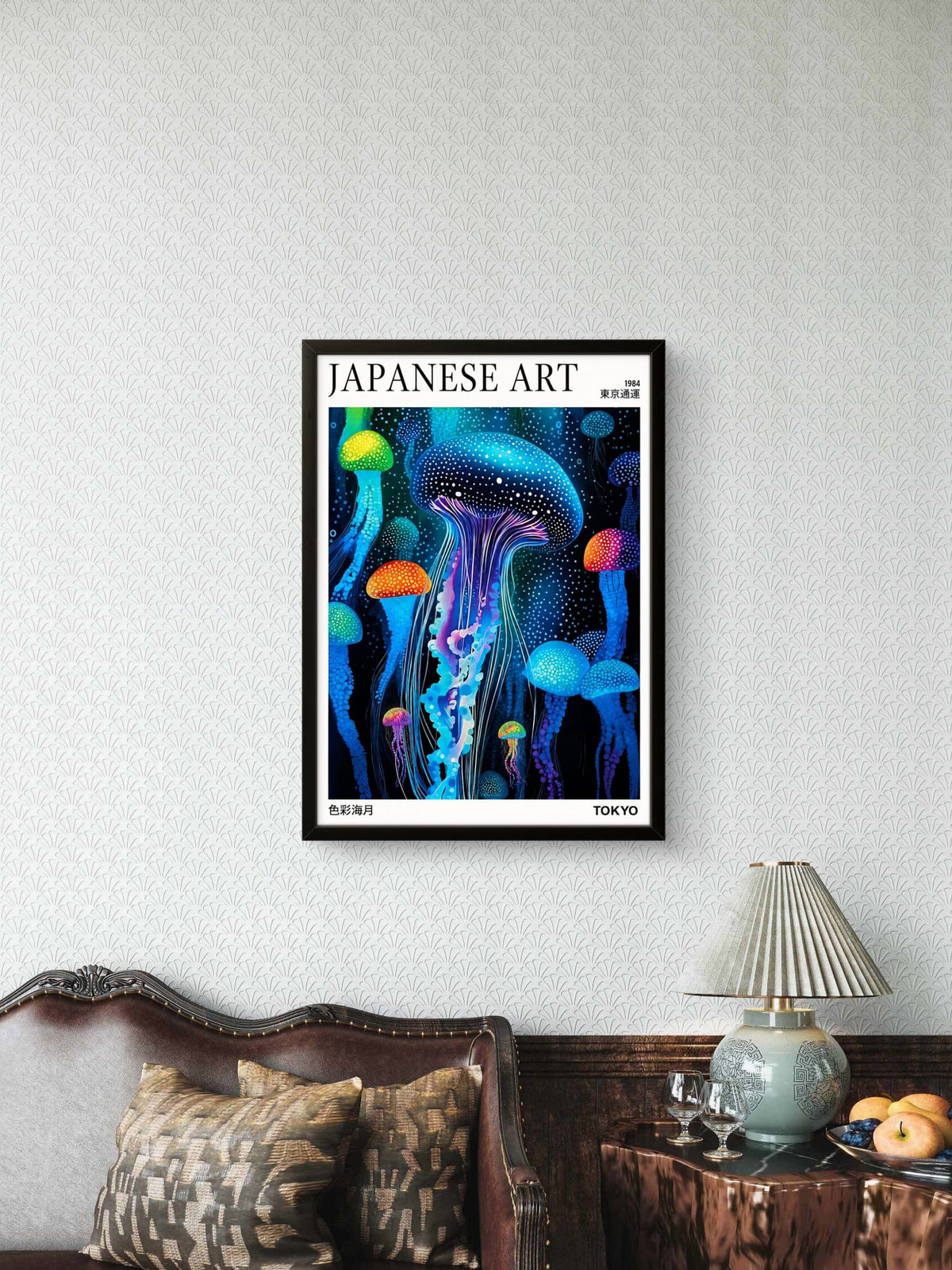 Tableau japonais méduses colorées encadré mis en situation dans un salon moderne, décoration murale originale